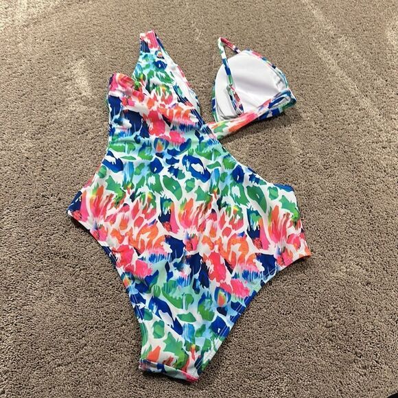 One piece swimsuit with cutout!! On trend for season! Size large ! - Picture 7 of 10